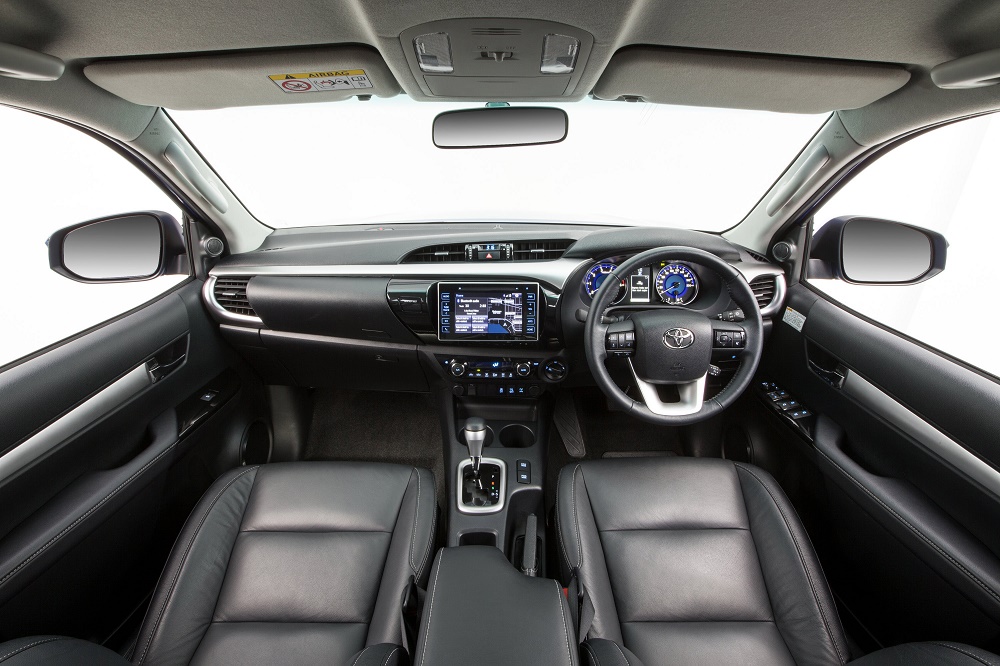 2016-Toyota-HiLux-SR5-cabin